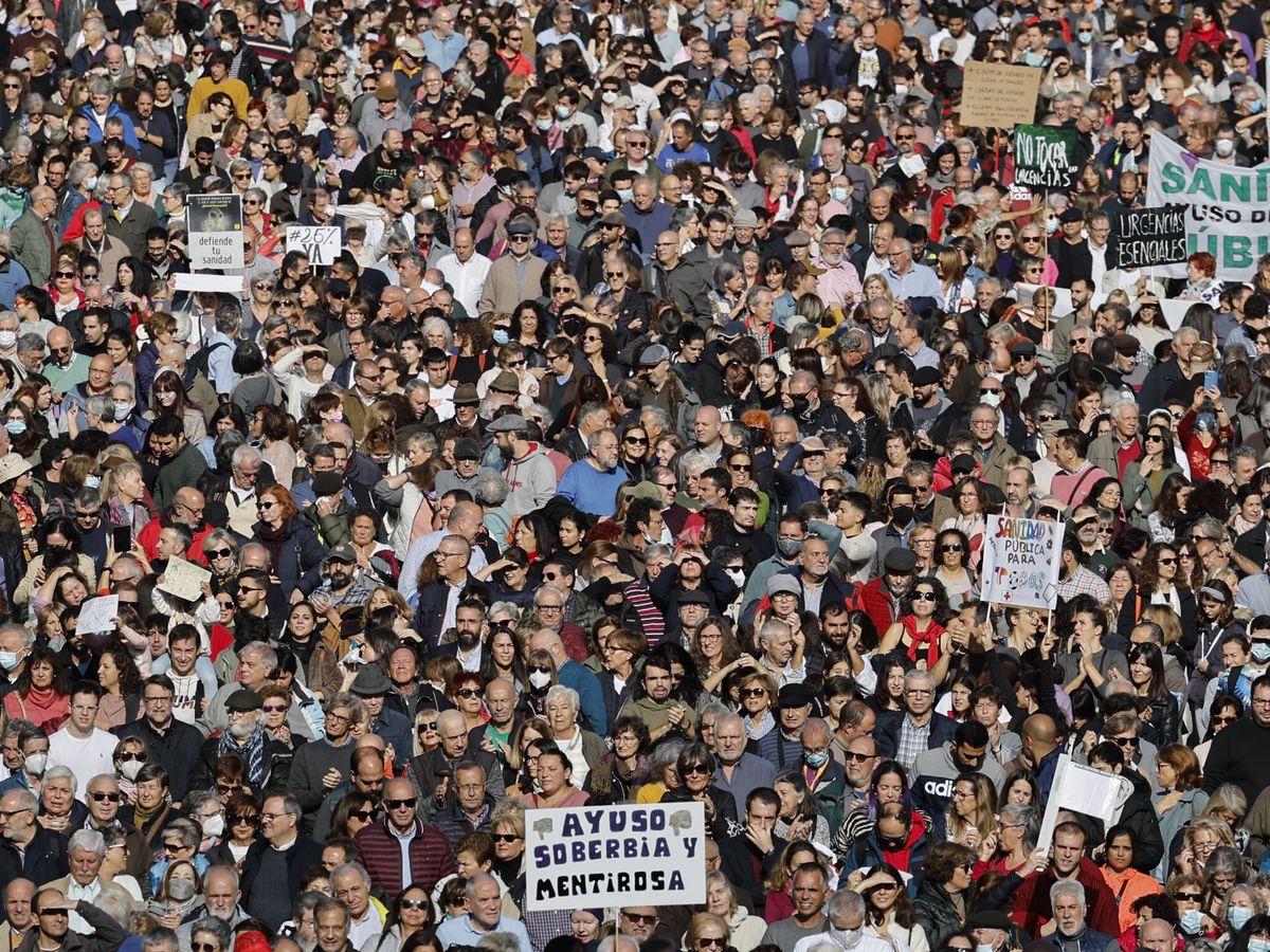 Foto: Imágenes de la masiva manifestación por la sanidad pública en Madrid. (EFE/Sergio Pérez)