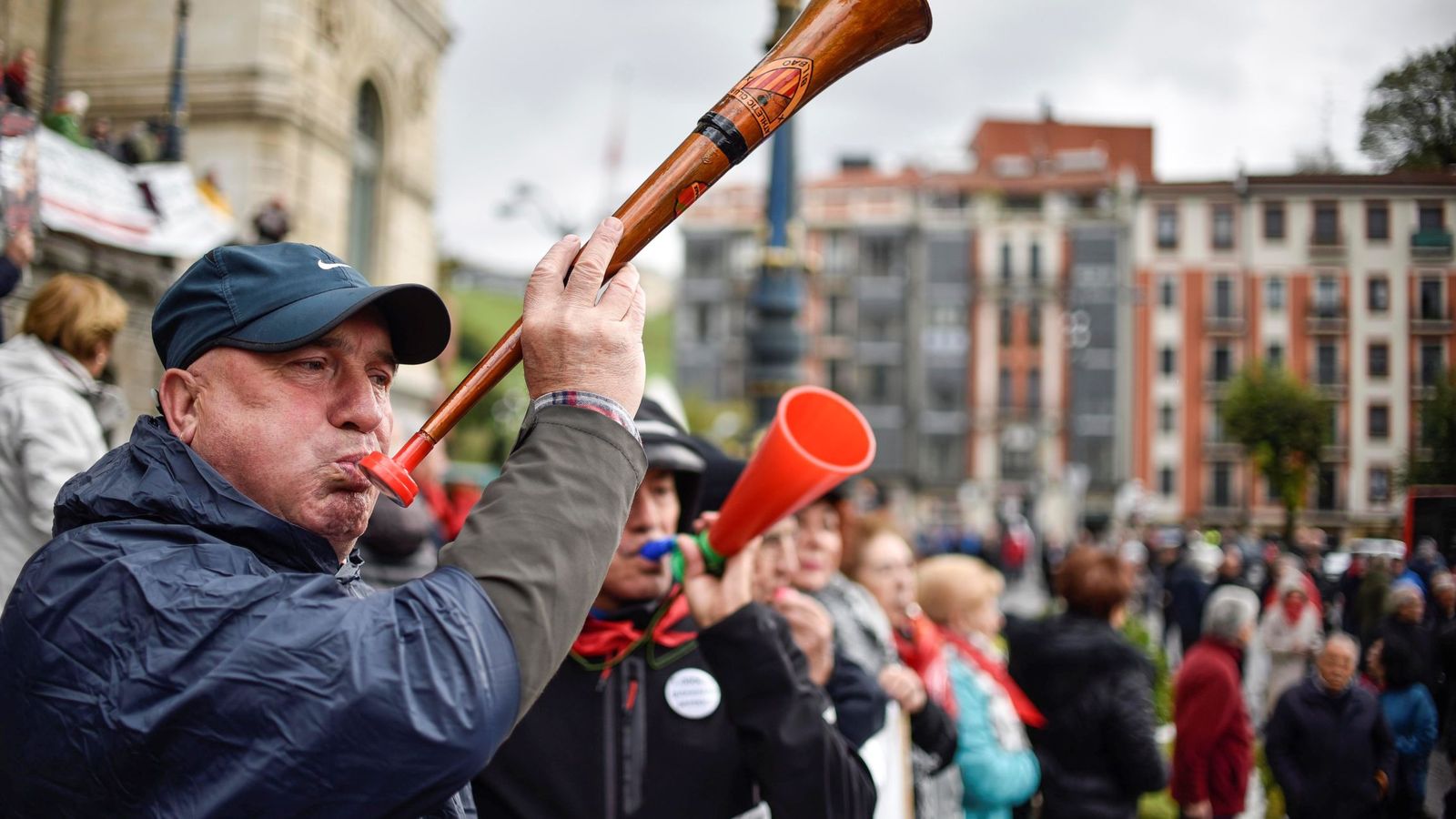 Foto: Concentración de pensionistas en Bilbao (Efe)