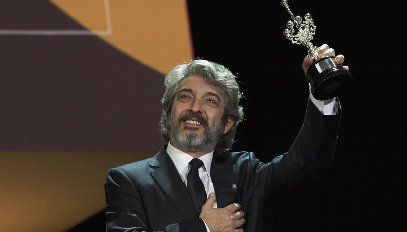 Ricardo Darín, con su premio Donostia. (Getty/Carlos Álvarez)