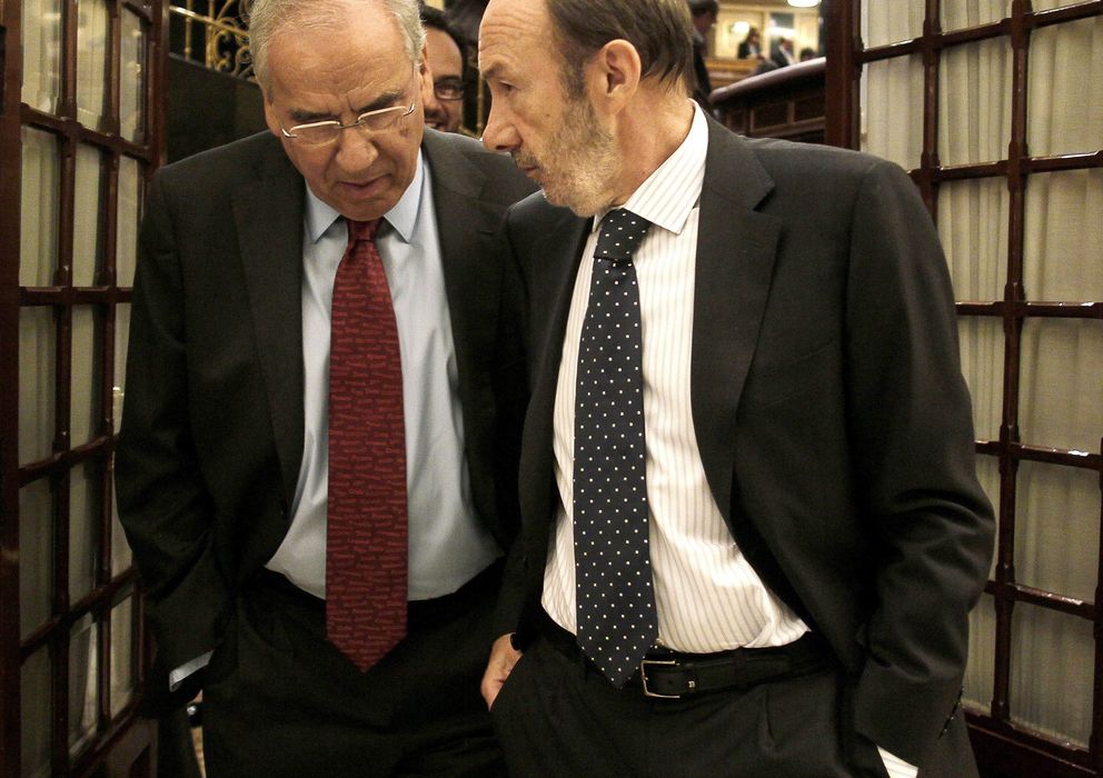 Foto: El exíder del PSOE, Alfredo pérez rubalcaba (d), conversa con el diputado socialista Alfonso Guerra (Efe)