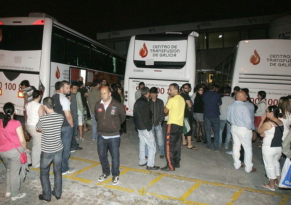Foto: Cientos de ciudadanos acudieron a los centros de salud y unidades móviles de transfusión para donar sangre. (EFE/ Xoán Rey)