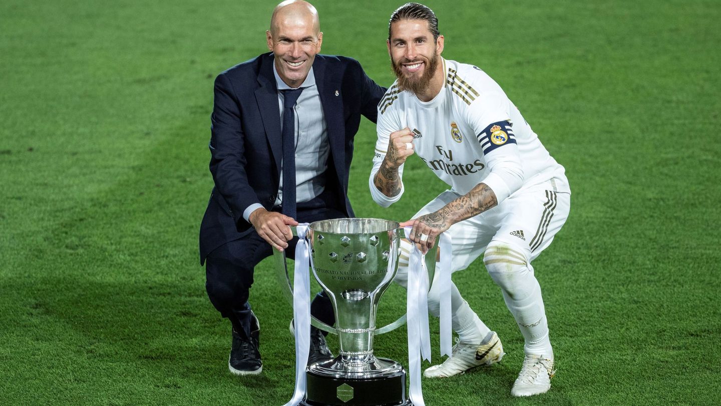 Zidane y Sergio Ramos posan con el trofeo de la Liga. (EFE)