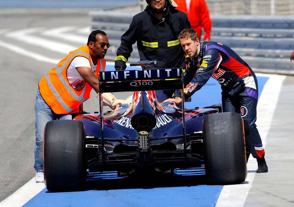 Foto: Sebastian Vettel empujando su RB10 hacia el garaje.