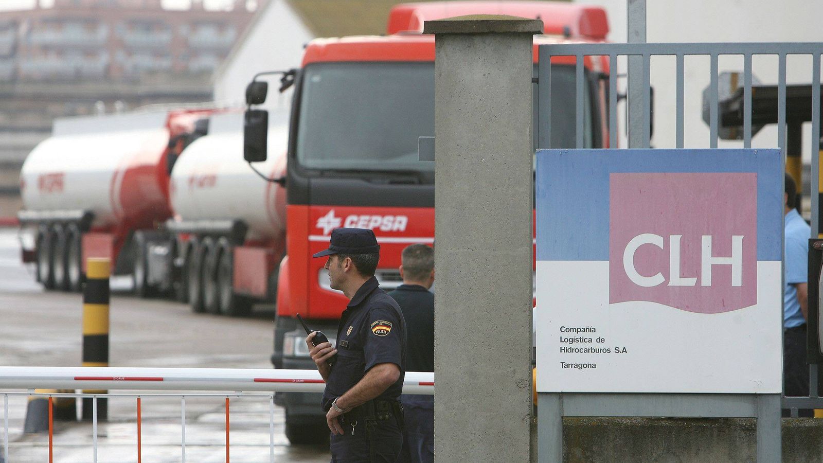 Foto: Miembros de la Policía Nacional controlan los accesos a la Compañía Logística de Hidrocarburos en Tarragona el 10/06/2008. (EFE)