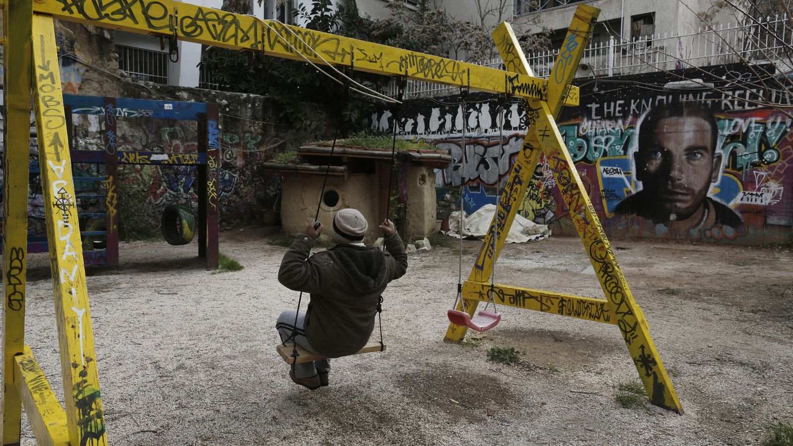 Foto: Un inmigrante sobre un columpio en un parque del distrito de Exarchia, en Atenas (Reuters). 