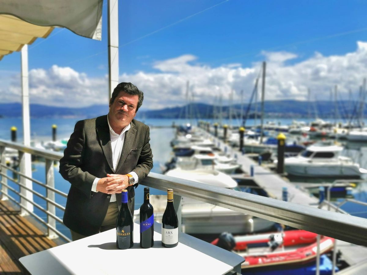 Foto: Ignacio de Miguel con los vinos de Tesalia.