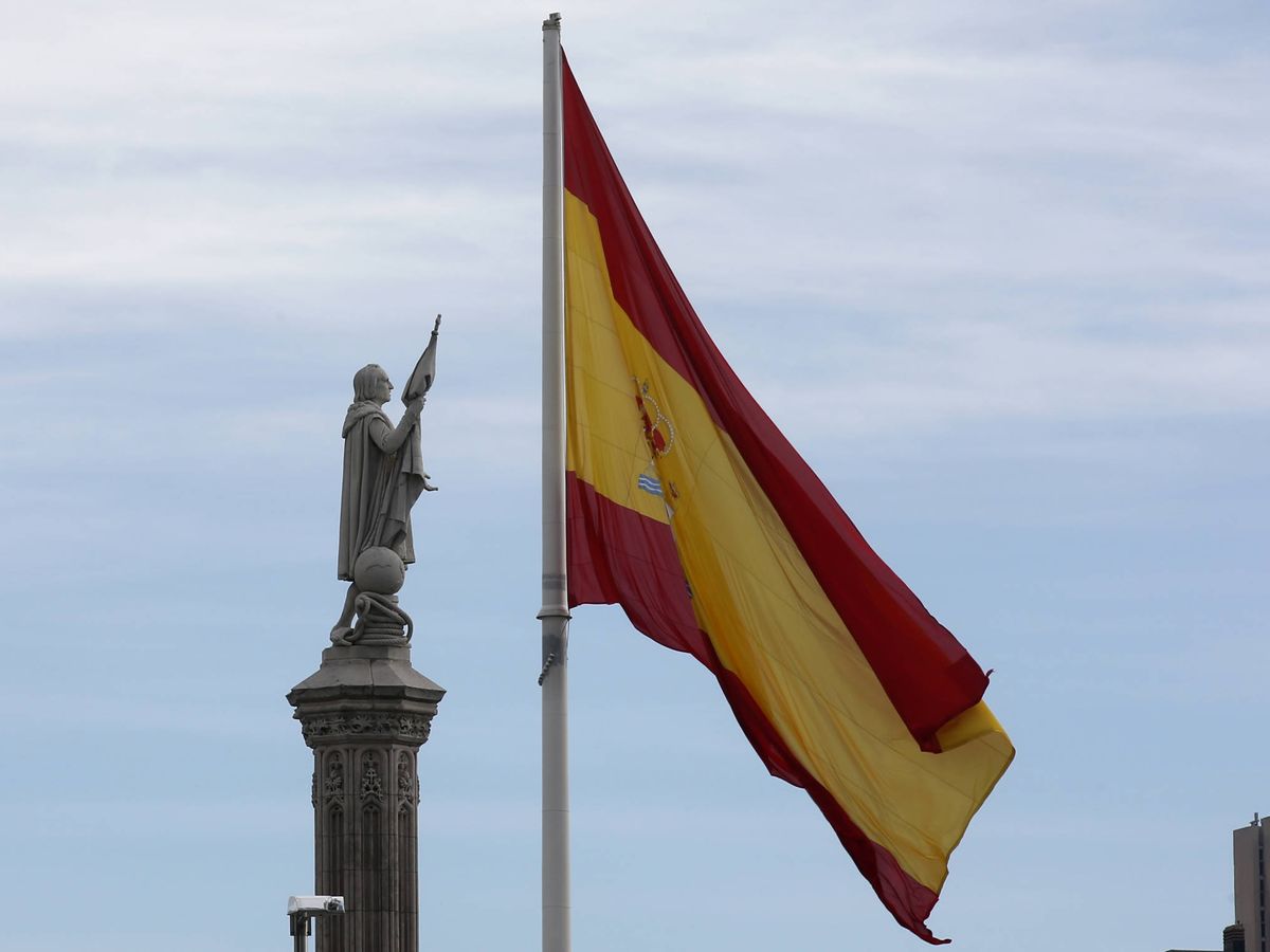 Foto: La bandera de España ondea detrás de la estatua de Colón en Madrid. (Reuters)