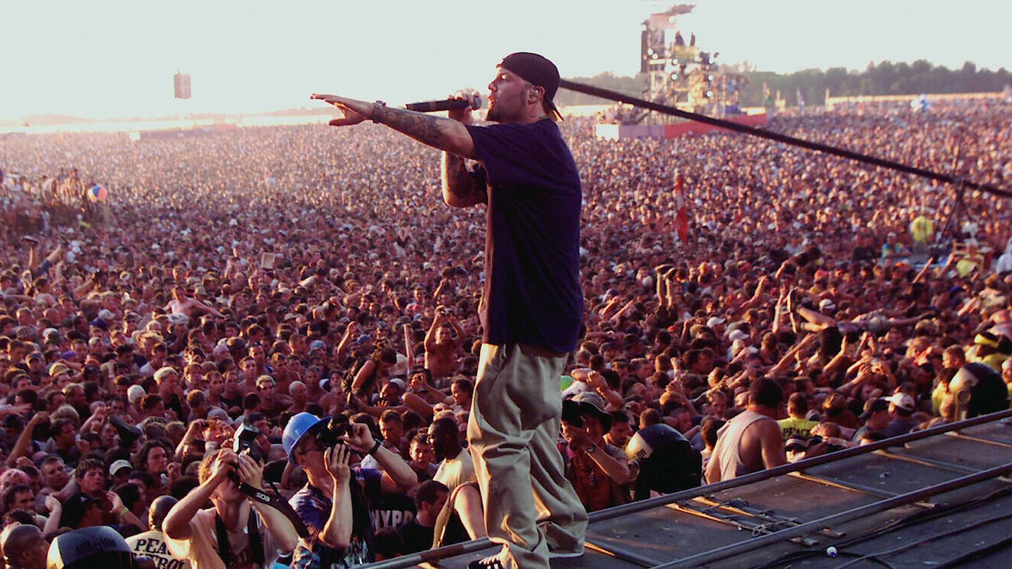 Fred Durst, el cantante de Limp Bizkit, durante su concierto en Woodstock '99. (Netflix)