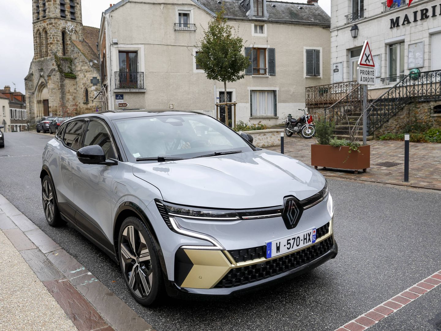 El Mégane eléctrico es el primer coche que adopta el nuevo logotipo de Renault.