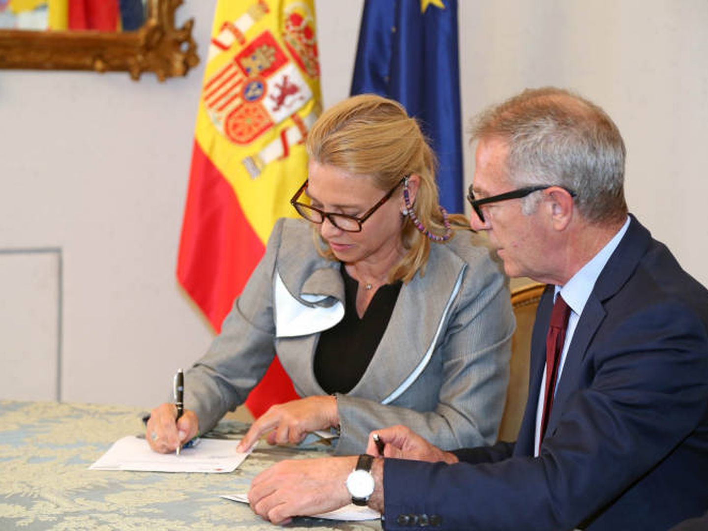 La Duquesa del Infantado y el ministro de Cultura, José Guirao, firmando el cheque este lunes. (EFE)