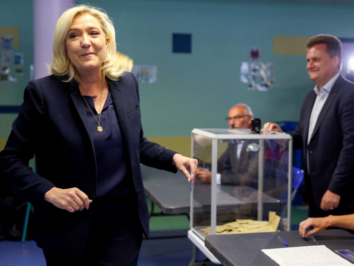 Foto: Le Pen vota en la segunda ronda de las legislativas. (Reuters/Johanna Geron)