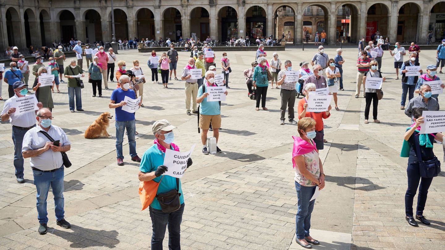 Miembros del Movimiento de Pensionistas de Álava se concentran en Vitoria. (EFE)