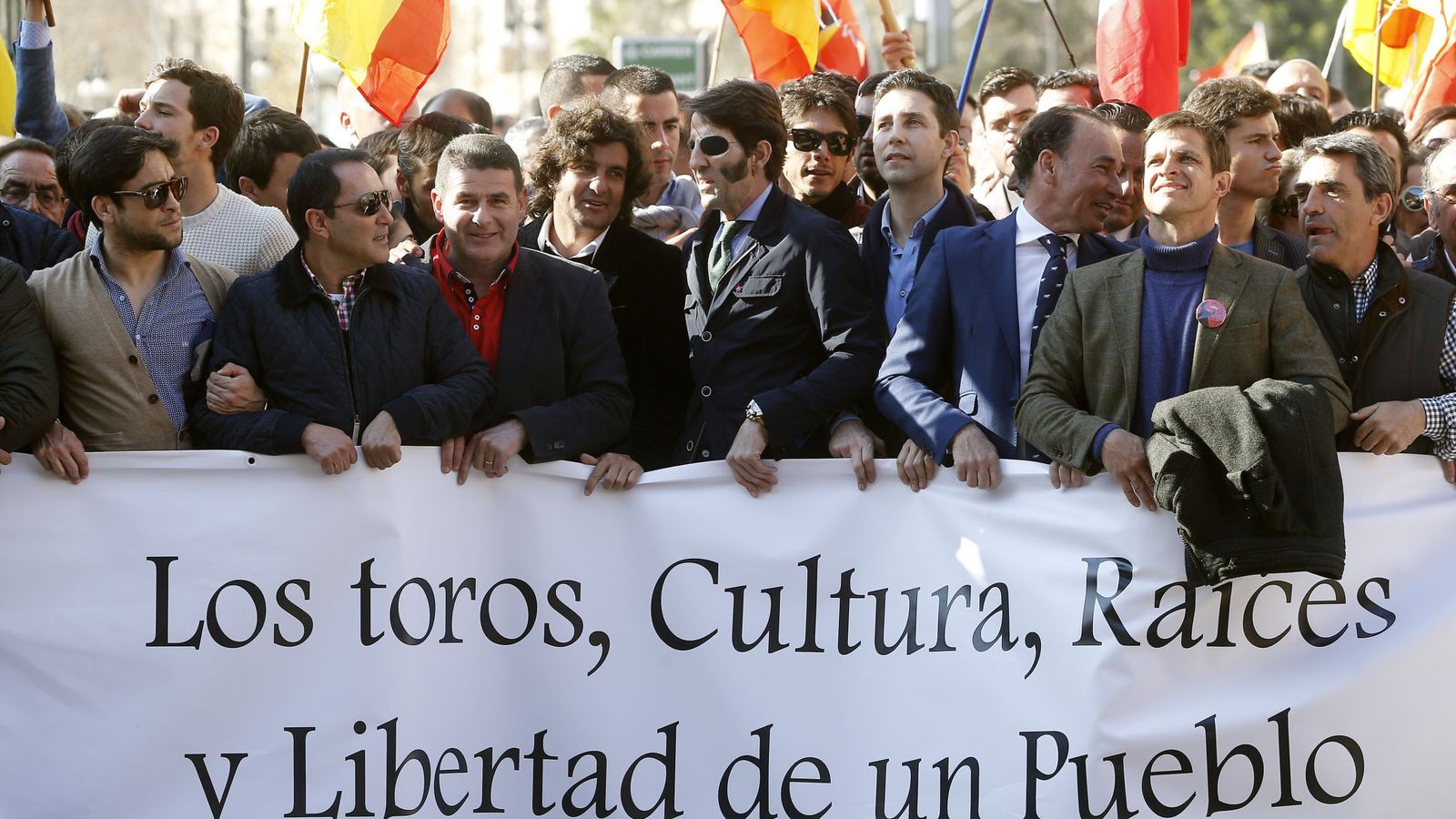 Foto: Aficionados y profesionales del toro claman por la fiesta en Valencia. (EFE)