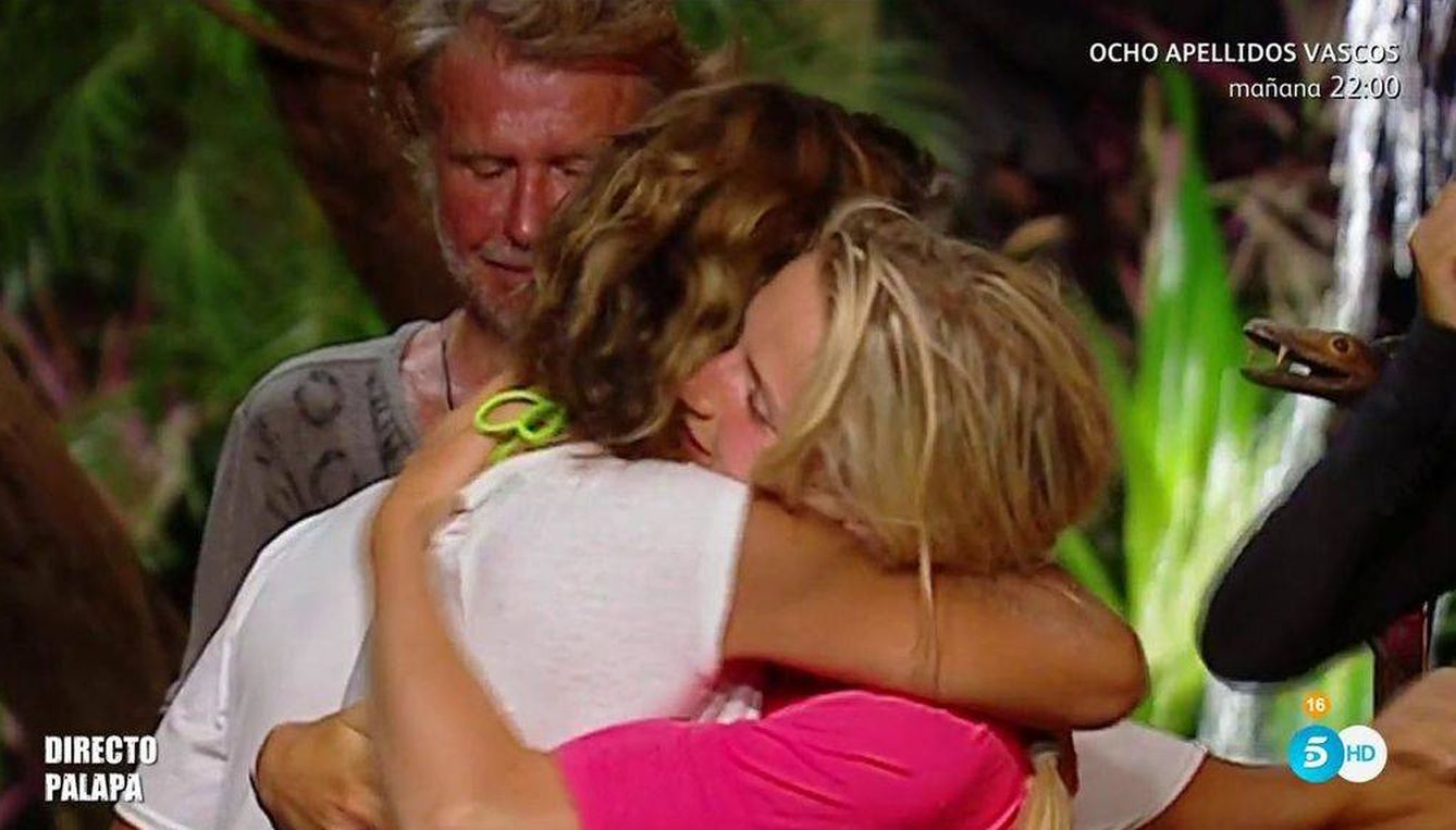 Janet abraza a Leticia Sabater durante su destierro en 'Supervivientes'. (Mediaset España)