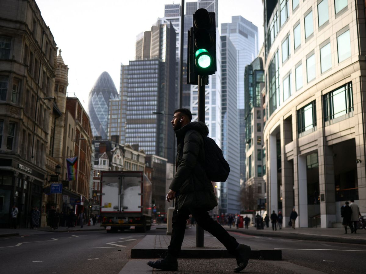Foto: Un hombre pasea por el centro de Londres. (Reuters/Henry Nicholls)