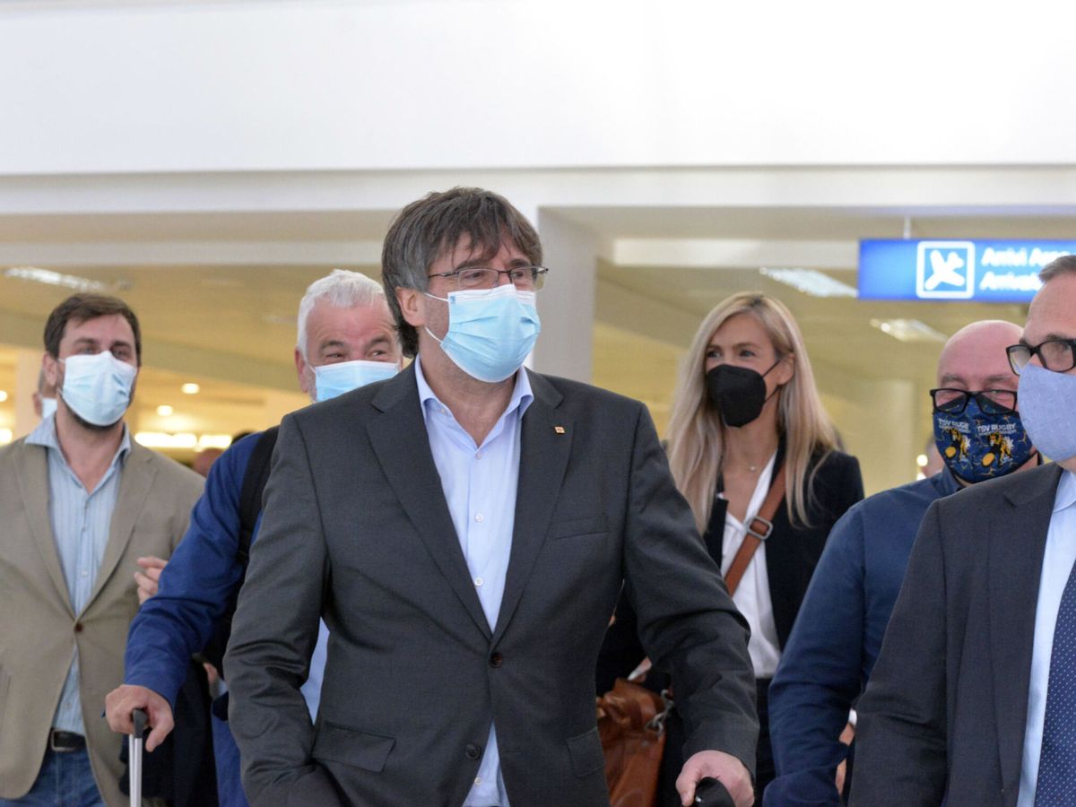 Foto: Puigdemont, a su llegada este domingo al aeropuerto de Alghero, en Cerdeña. (EFE)
