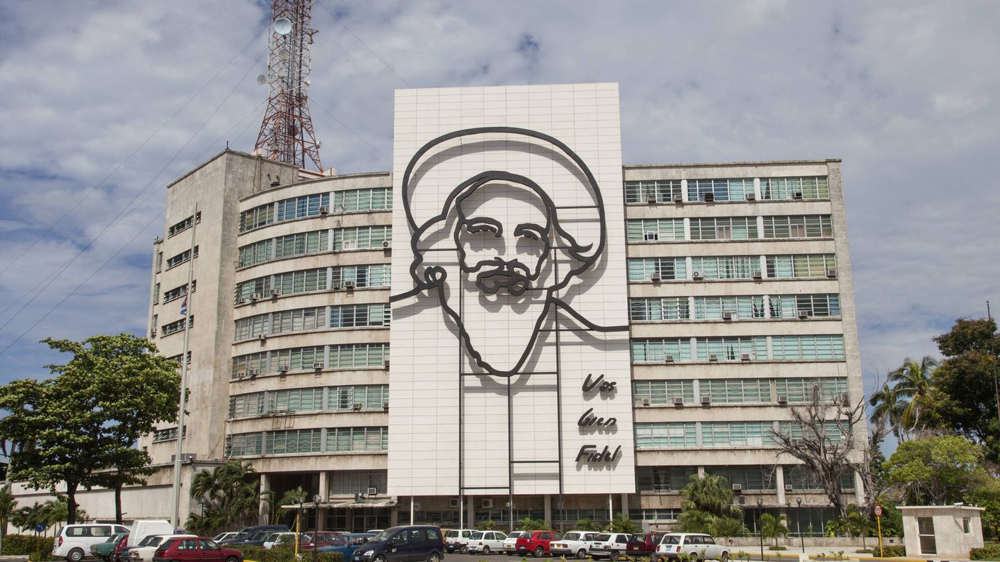 La escultura dedicada a Camilo Cienfuegos con una frase que, probablemente, nunca dijo. Habana, Cuba