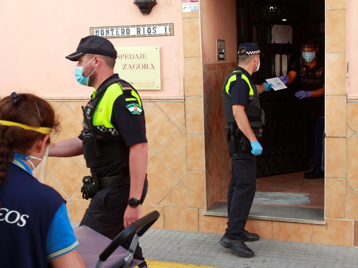 Foto: Un policía local en la pensión Zagora en Algeciras, que se encuentra aislada por un brote de coronavirus. (EFE)