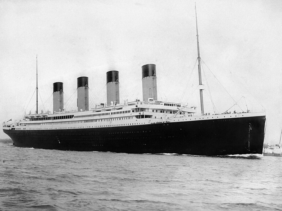 Foto: El Titanic partiendo el 10 de abril. (F.G.O Stuart)