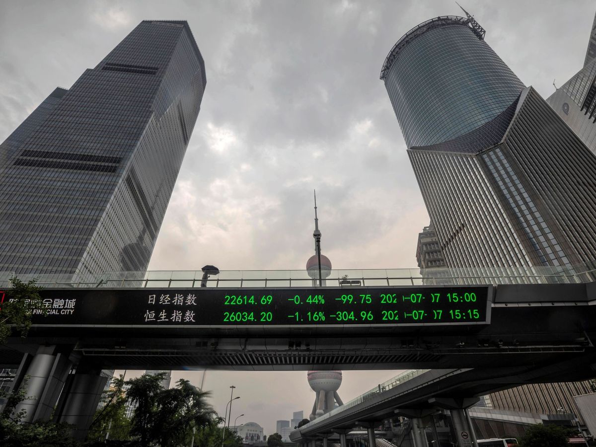 Foto: Datos de la bolsa de Shanghái. (EFE/Alex Plavevski)