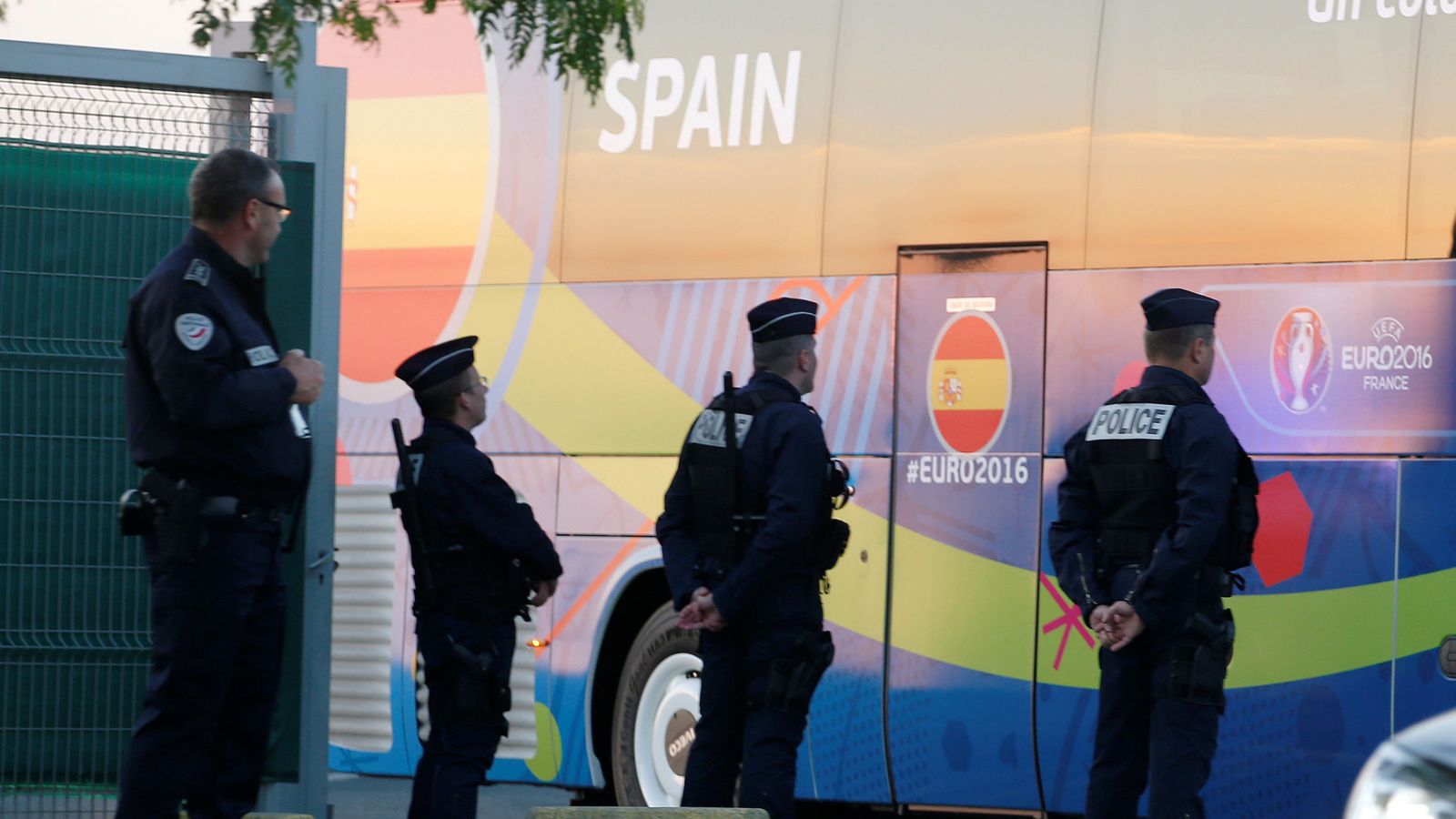 Foto: Varios gendarmes aguardan ante el autobús de la Selección. (Reuters)