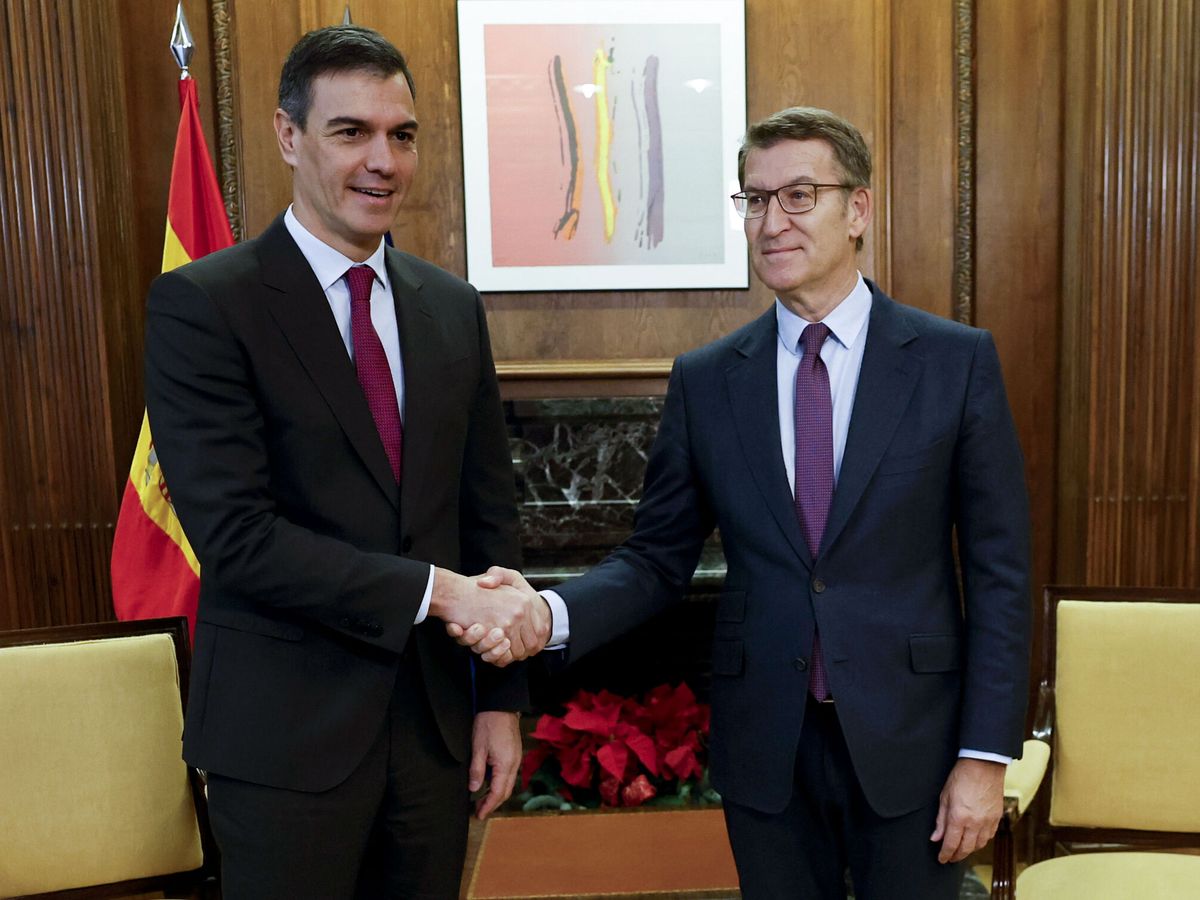 Foto: El presidente del Gobierno, Pedro Sánchez (i) y el líder del PP, Alberto Núñez Feijóo (d). (EFE/Chema Moya)