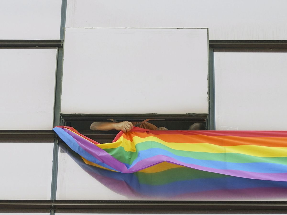 Foto: La bandera LGTB cuelga de un balcón. (EFE/Nacho Gallego)