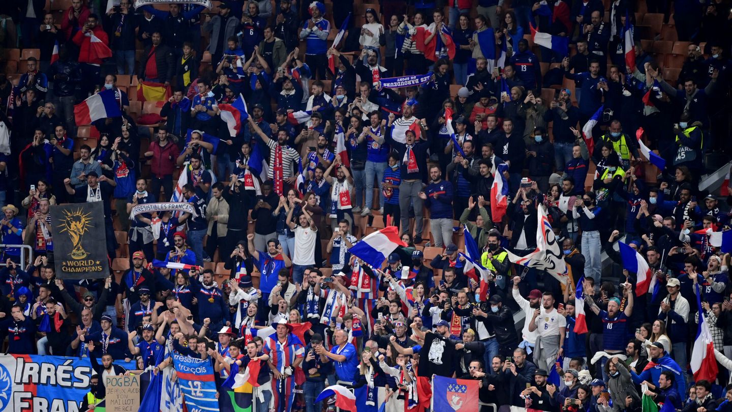 Los aficionados franceses en la final de la Nations League. (Reuters)