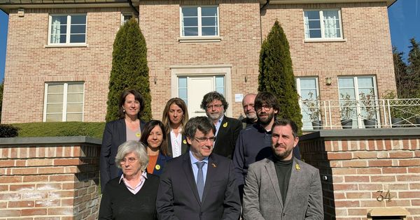 Foto: El expresidente de la Generalitat de Cataluña, Carles Puigdemont (c), junto a sus exconsejeros en una foto de archivo. (EFE)
