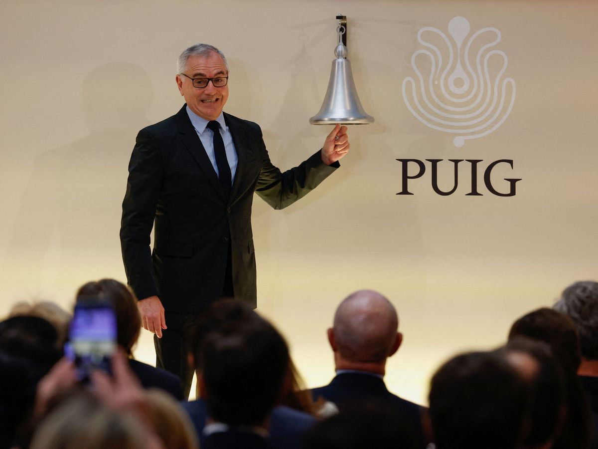 Foto: El presidente y consejero delegado de Puig, Marc Puig, realiza el tradicional toque de campana en la salida a bolsa. (Reuters/Albert Gea) 