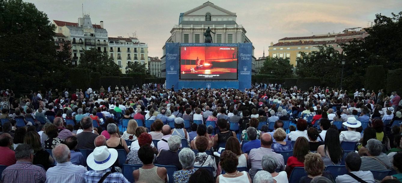 Quinta edición de la Semana de la Ópera con la transmisión en directo del estreno de 'Il trovatore' en pantallas instaladas en más de 200 municipios. (EFE)