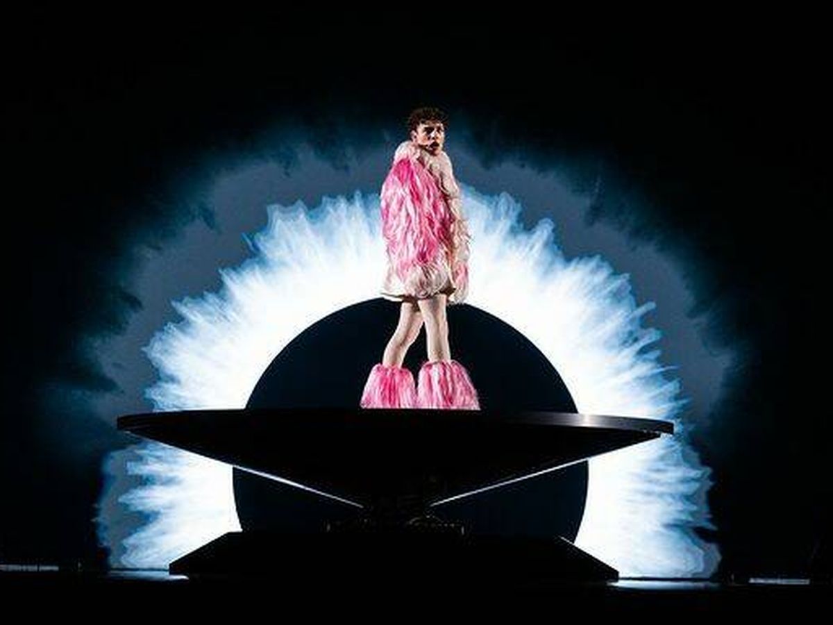 Foto: El artista que representa a Suiza, Nemo, sobre el escenario. (Eurovisión)