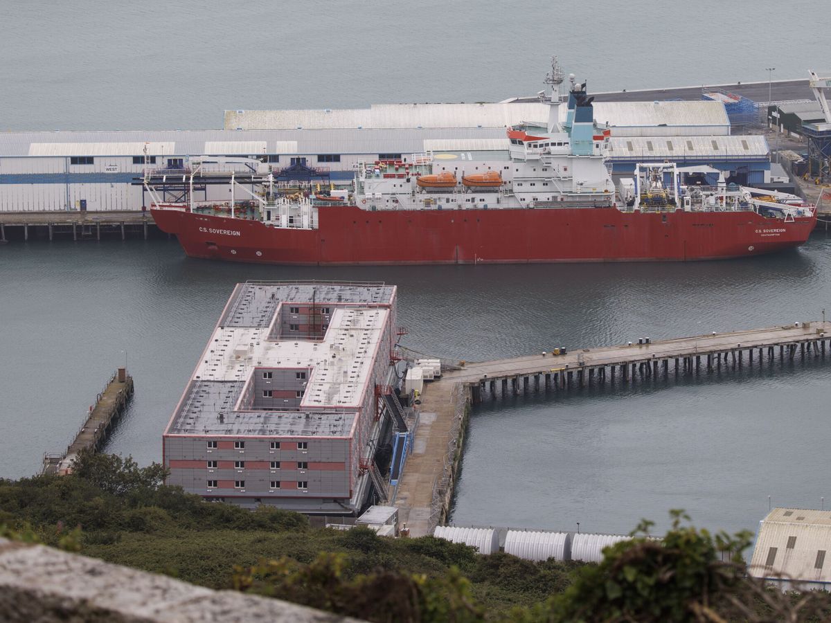 Foto: El Bibby Stockholm, varado en el puerto de Portland, Reino Unido. (EFE/EPA/Tolga Akmen)