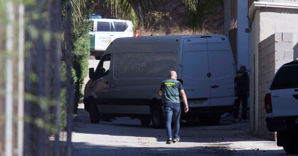 Foto: Registran la casa de la pareja de la mujer desaparecida en Arenas (Málaga). (Efe)