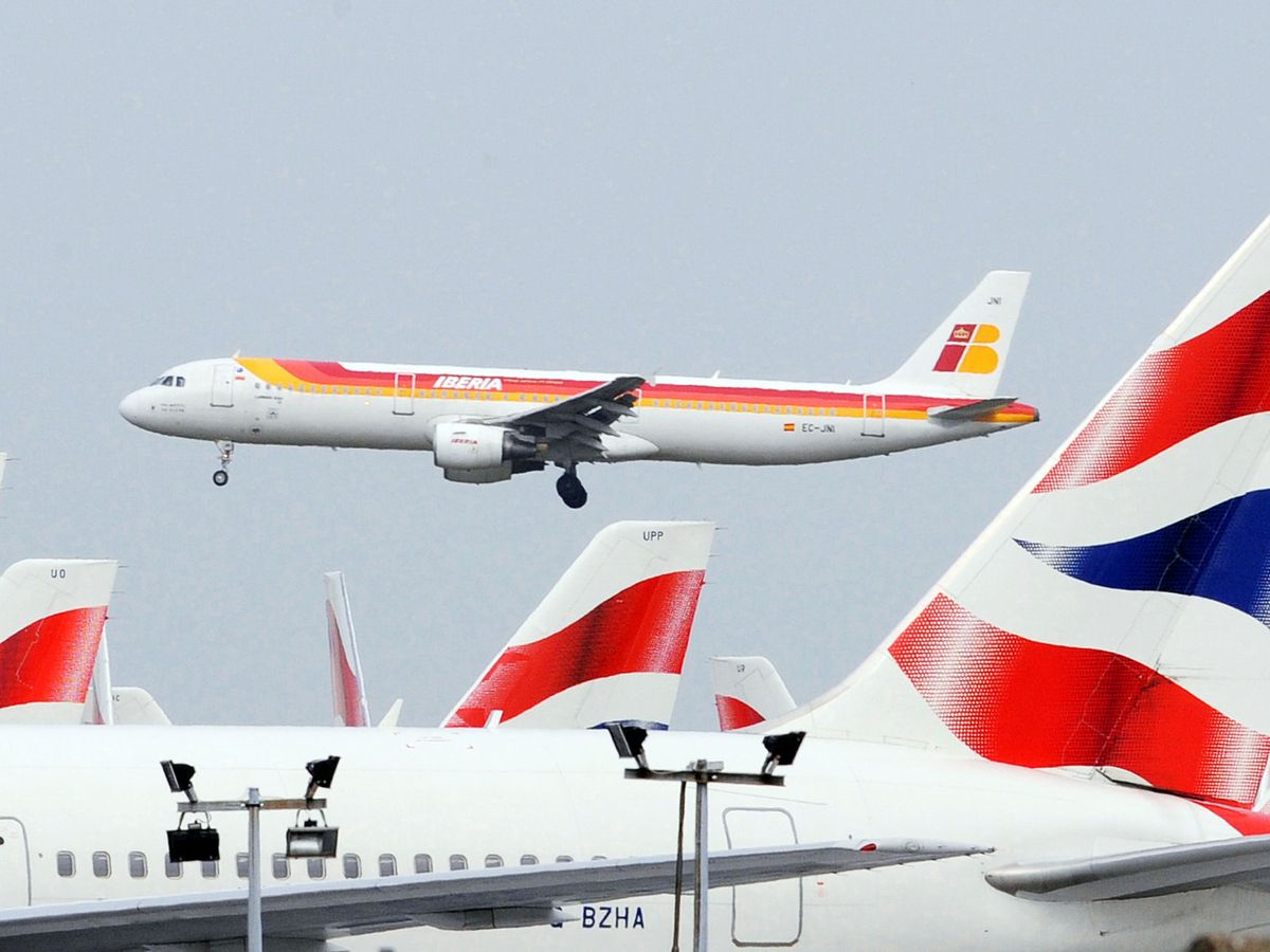Foto: Un avión de Iberia aterriza en el Aeropuerto de Heathrow, Londres. (Reuters)