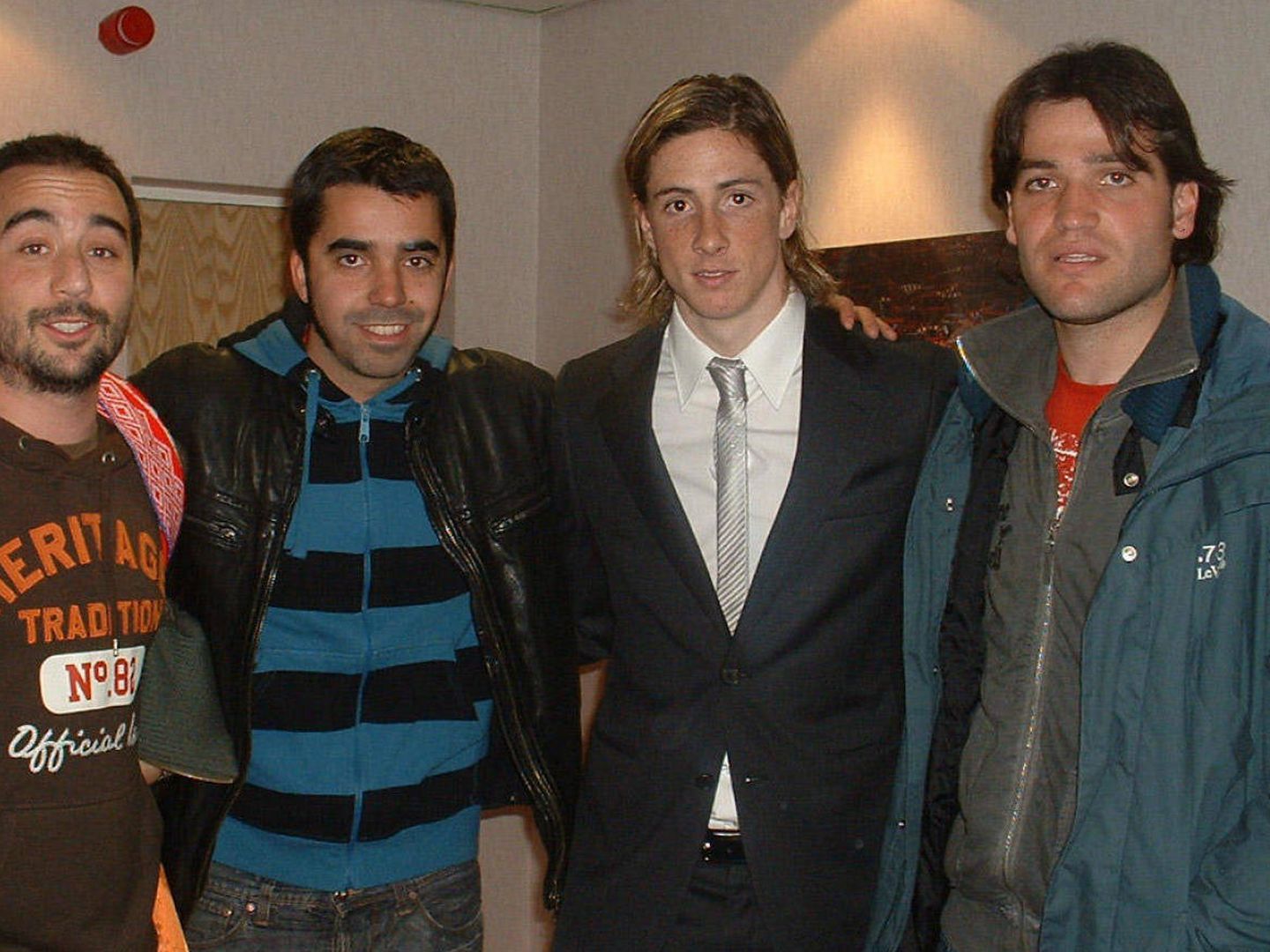 Mata, Carlos y Víctor, visitando a Torres en Liverpool