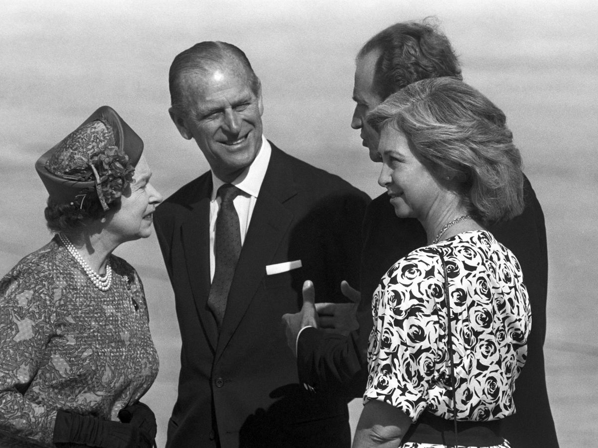 Foto: Isabel II y el duque de Edimburgo, con los eméritos. (EFE)