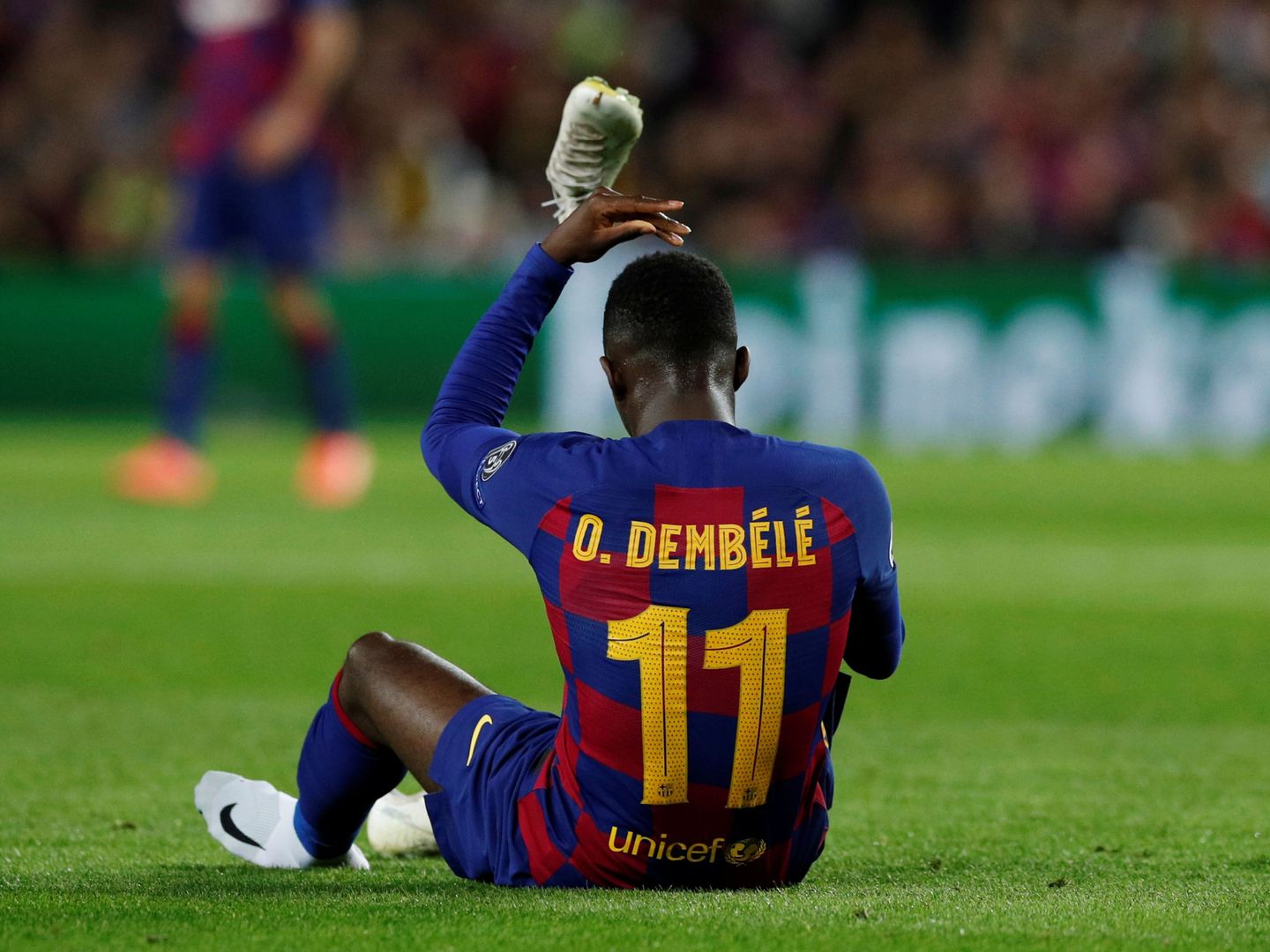 Dembélé, en el Camp Nou, con problemas musculares. (Efe)