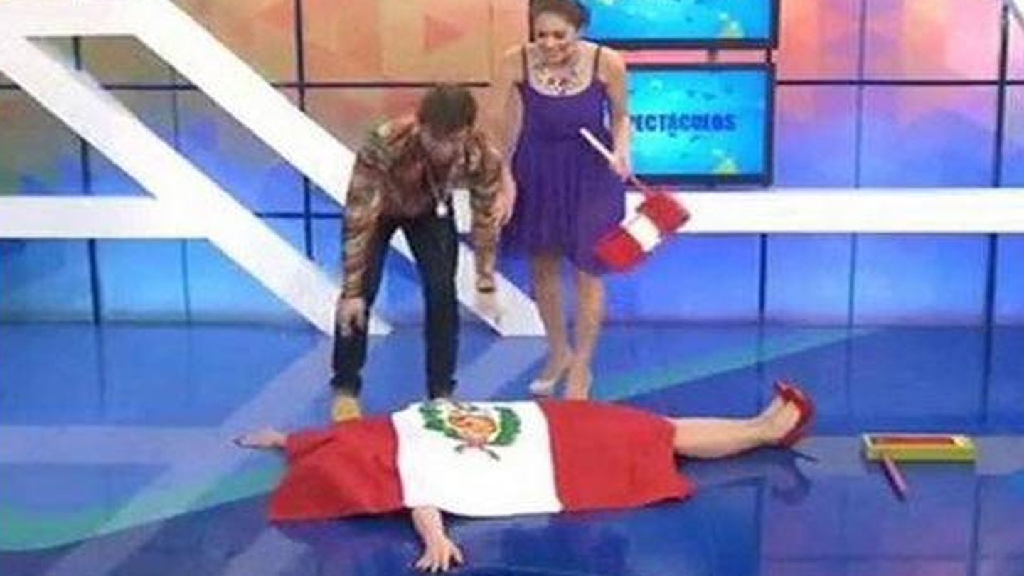 Polémico momento de Pavón con la bandera de Perú. (Latina)