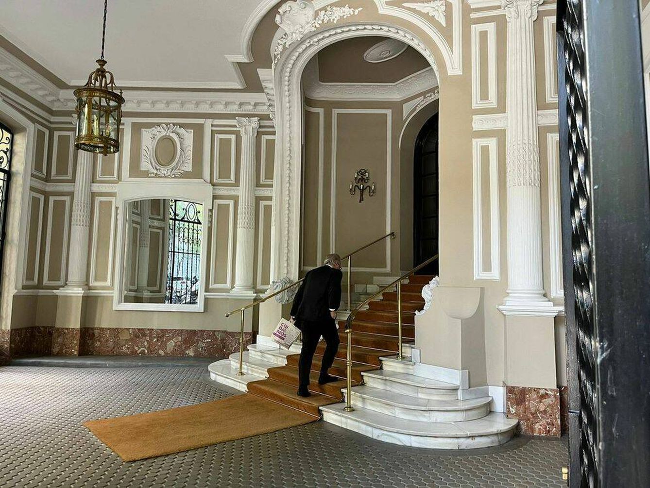 Un hombre subiendo las escaleras para acceder al ascensor del edificio. (A.F.)