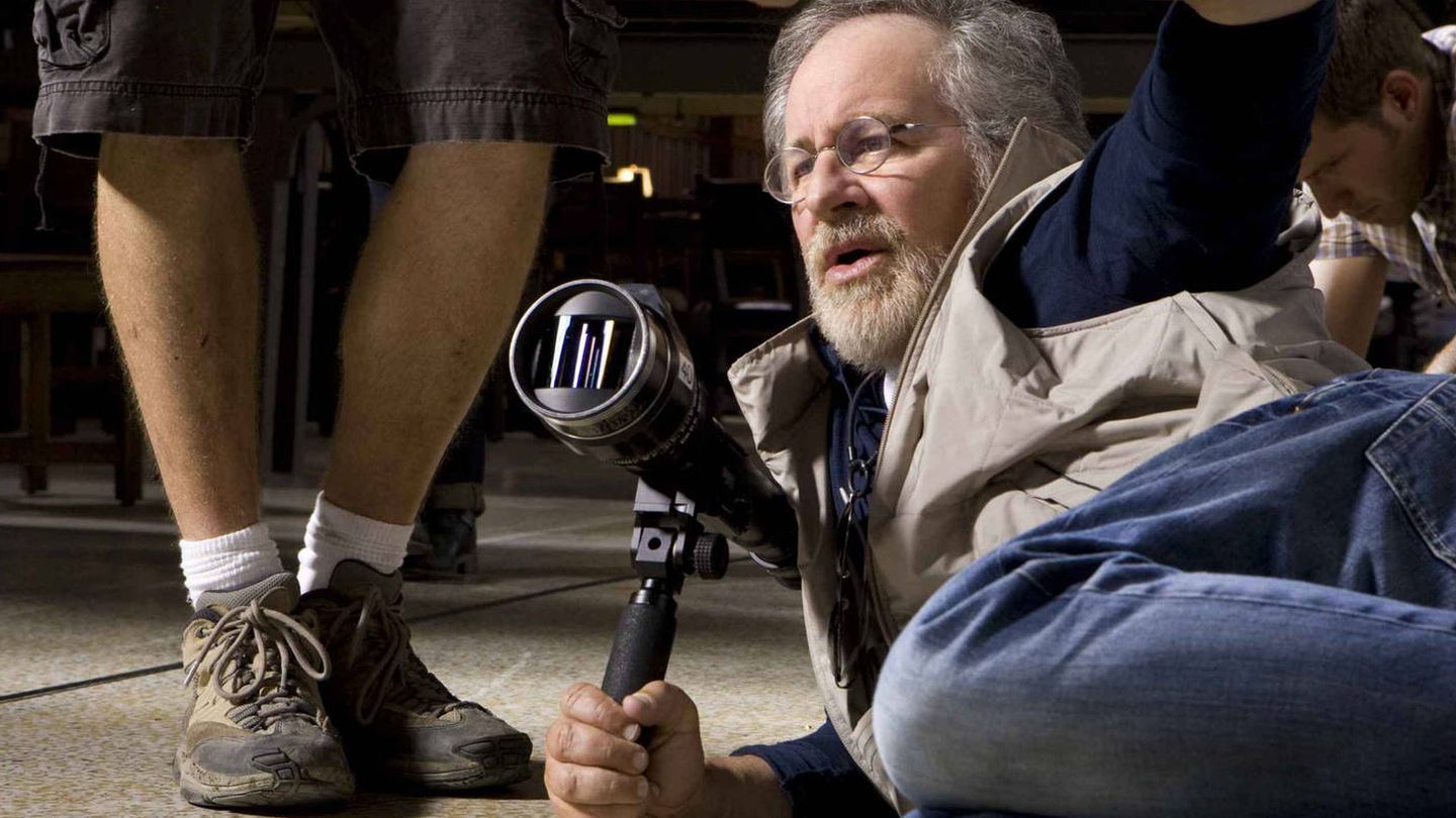 Steven Spielberg buscando tiro de cámara.