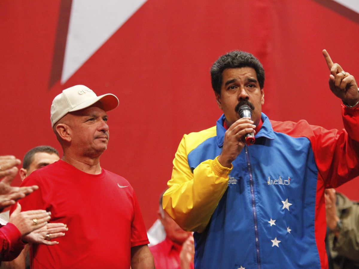 Foto: Nicolás Maduro, presidente de Venezuela, homenajea a Hugo Carvajal en Caracas en 2014. (Reuters)