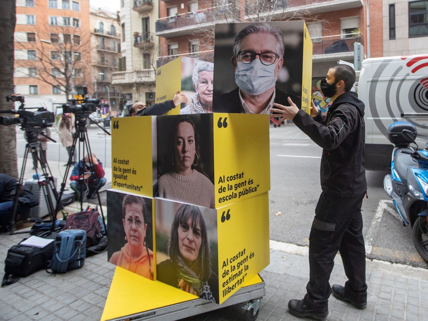 Dos operarios desmontan el material publicitario de la campaña electoral en la sede de ERC en Barcelona. (EFE)