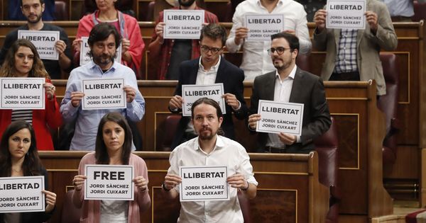 Foto: Diputados de Unidos Podemos y PDeCAT muestran carteles pidiendo la libertad de 'los Jordis'