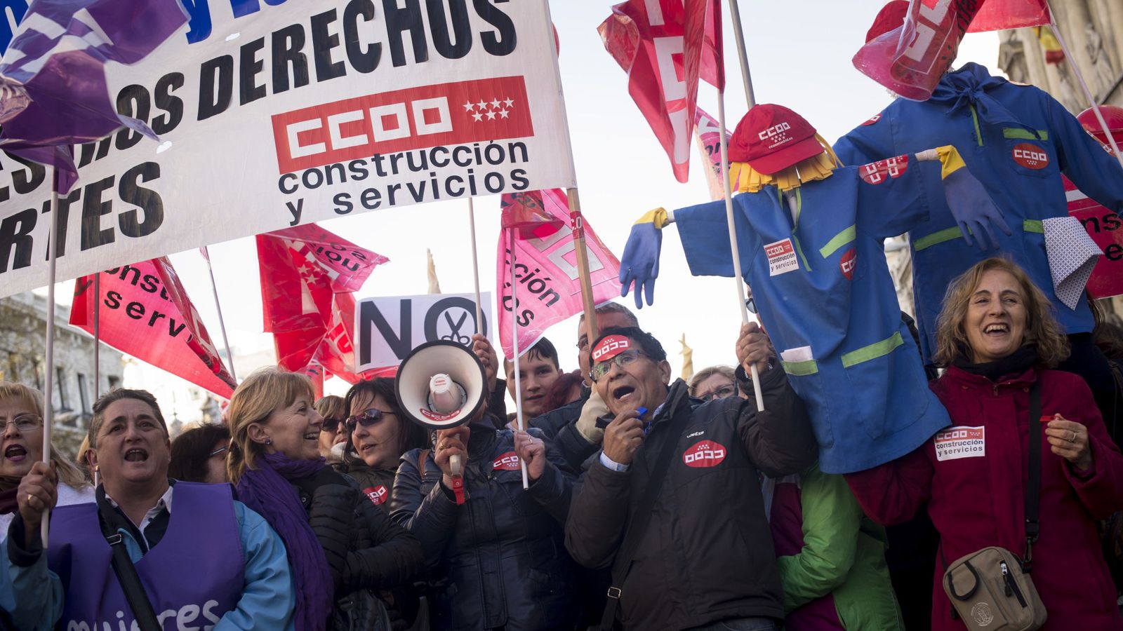 Foto: Los sindicatos se manifiestan en Madrid por los recortes del Gobierno. (EFE)