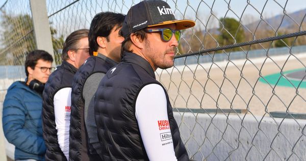 Foto: Fernando Alonso acompañó a Carlos Sainz y Zak Brown en la pista para seguir a los rivales. (Foto: McLaren)