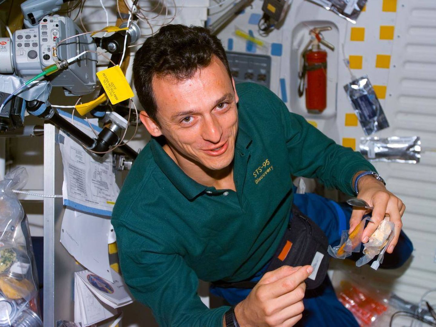 El ministro de Ciencia, Pedro Duque, preparándose un snack en el transbordador espacial Discovery. (Foto: NASA)