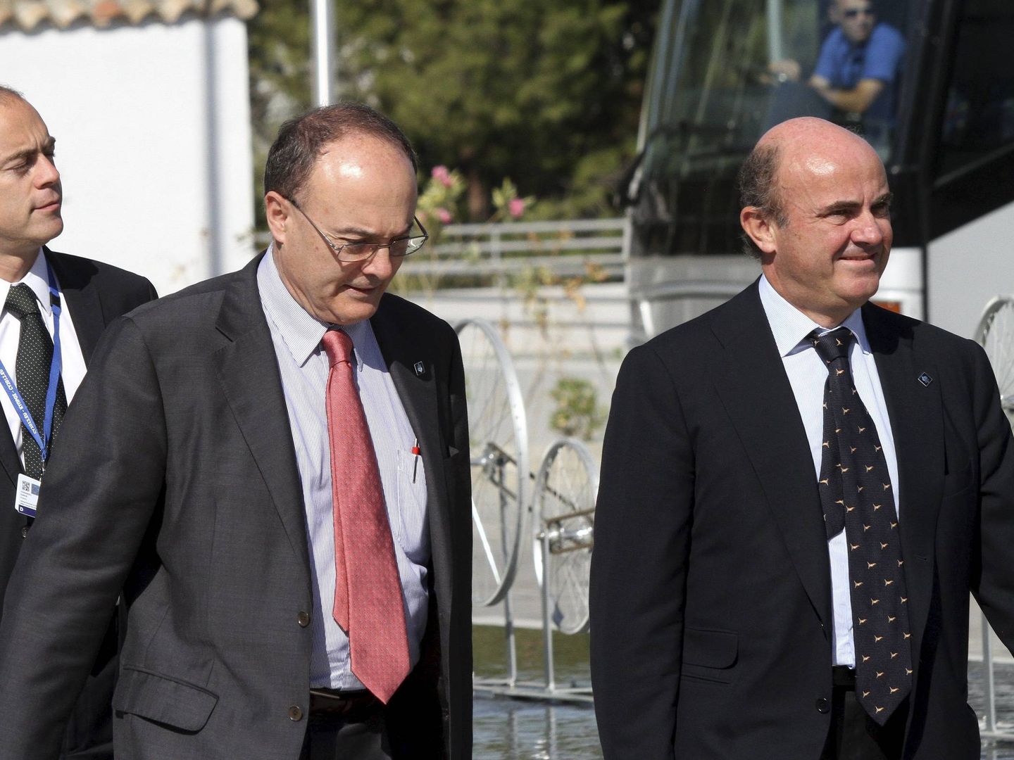El ministro de Economía, Luis de Guindos (d), y el gobernador del BdE, Luis María Linde. (EFE)