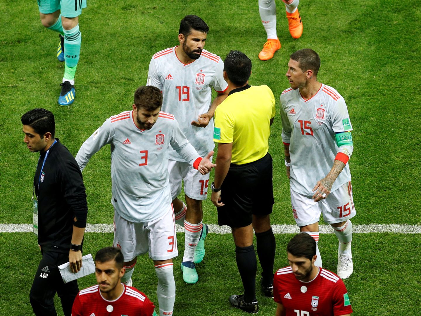 Los jugadores españoles se han quejado de las pérdidas de tiempo de los iraníes. (Reuters)