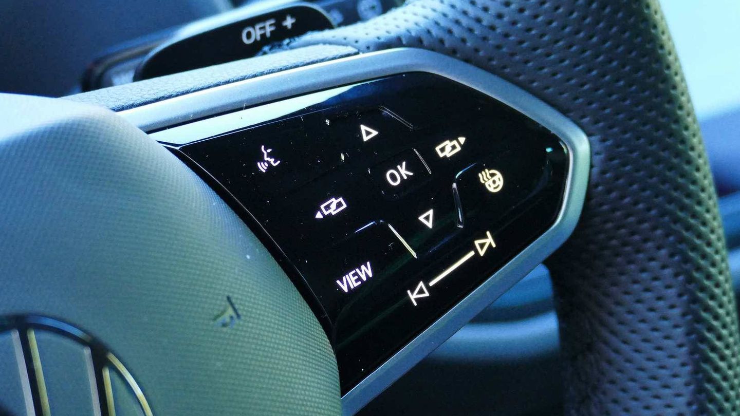 La excesiva sensibilidad de los mandos del volante complica a veces la conducción. 
